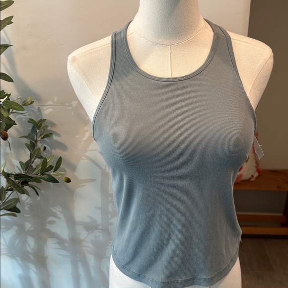 Vuori Pose Plyo Tank w/ Defect - Picture 7 of 11